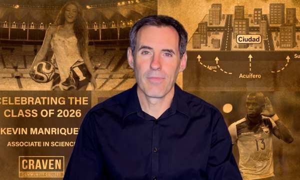 Álvaro Mediavilla presenta las noticias de los países hispanos apra estudiantes de español. Detrás suya, imágenes de Shakira, una infografía sobre el hundimiento de una ciudad, la graduación de la clase de 2026 y el Mundial de fútbol